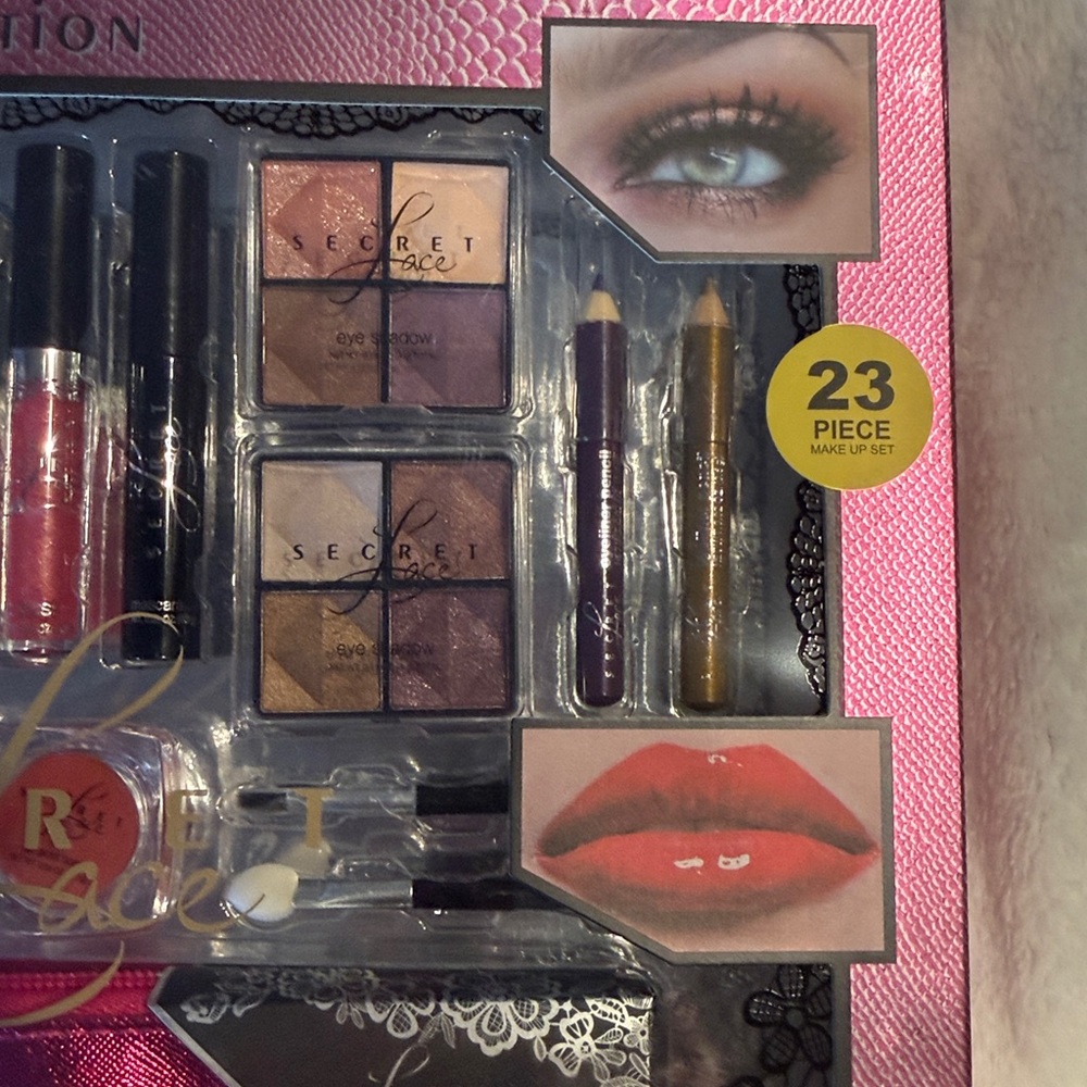 Eye Essentials Collection Makeup Set - Picture 3 of 4